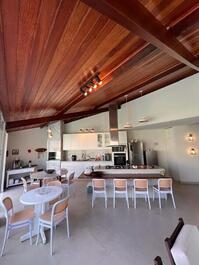 Casa térrea acomoda 16 pessoas 200m da praia. Excelente localização