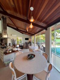 Casa térrea acomoda 16 pessoas 200m da praia. Excelente localização