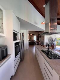 Casa térrea acomoda 16 pessoas 200m da praia. Excelente localização