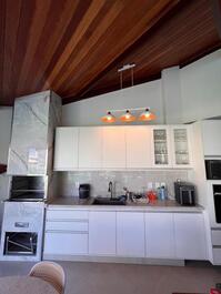 Casa térrea acomoda 16 pessoas 200m da praia. Excelente localização