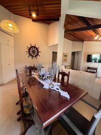 Casa térrea acomoda 16 pessoas 200m da praia. Excelente localização