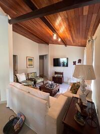 Casa térrea acomoda 16 pessoas 200m da praia. Excelente localização