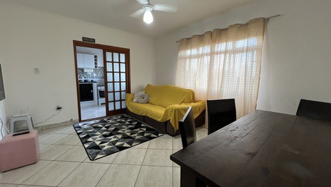Acogedor apartamento de 1 dormitorio, totalmente amueblado, en el barrio de Caiçara, en Praia Grande.