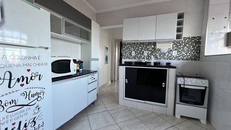 Acogedor apartamento de 1 dormitorio, totalmente amueblado, en el barrio de Caiçara, en Praia Grande.