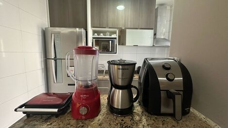 Eletros domésticos: air fryer, liquidificador, cafeteira e sanduicheira.