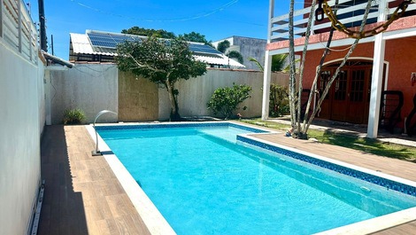 Casa de 5 quartos sendo 2 suítes com piscina a 1300m da praia