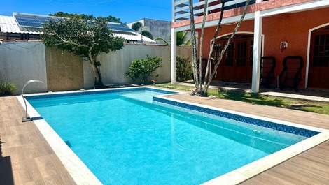 Casa de 5 quartos sendo 2 suítes com piscina a 1300m da praia