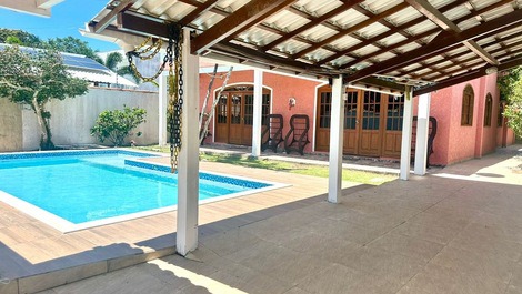 Casa de 5 quartos sendo 2 suítes com piscina a 1300m da praia