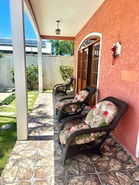 Casa de 5 quartos sendo 2 suítes com piscina a 1300m da praia