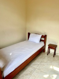 Casa de 5 quartos sendo 2 suítes com piscina a 1300m da praia