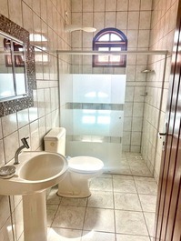 Casa de 5 quartos sendo 2 suítes com piscina a 1300m da praia