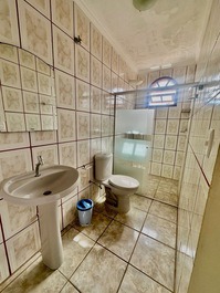 Casa de 5 quartos sendo 2 suítes com piscina a 1300m da praia