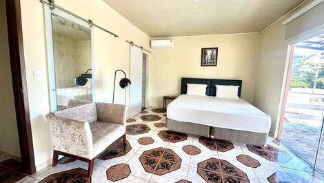 Casa de 5 quartos sendo 2 suítes com piscina a 1300m da praia