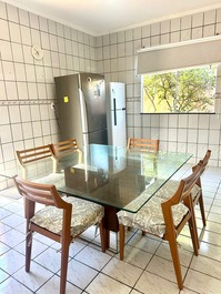 Casa de 5 quartos sendo 2 suítes com piscina a 1300m da praia