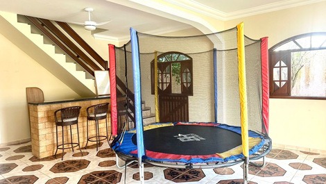 Casa de 5 quartos sendo 2 suítes com piscina a 1300m da praia