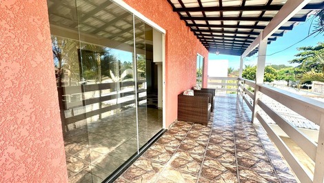 Casa de 5 quartos sendo 2 suítes com piscina a 1300m da praia