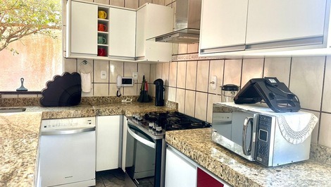 Casa de 5 quartos sendo 2 suítes com piscina a 1300m da praia