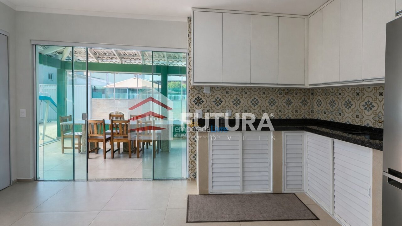 Casa para aluguel de temporada em Bombinhas (Praia de Bombas)