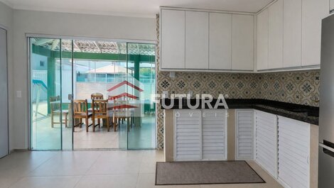 Casa com Piscina em Bombas