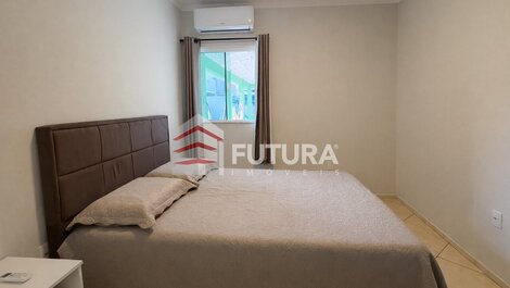 Casa com Piscina em Bombas