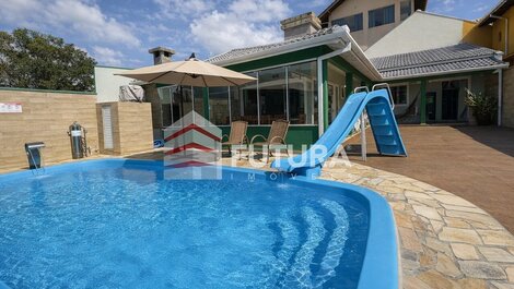 Casa com Piscina em Bombas