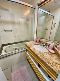 Apart-hotel, 2 bedrooms, swimming pool, leisure facilities, one block from the sea.