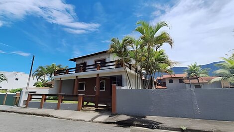 Amplia casa cerca del mar, en una urbanización cerrada.