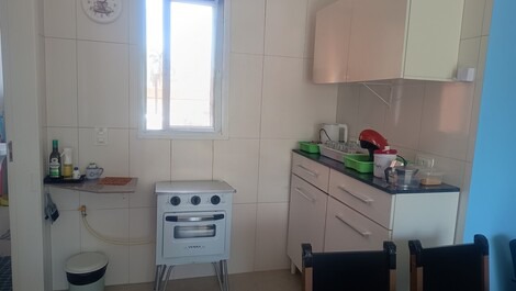 Cozinha  compacta, fogão 2 duas bocas e forno e utensilios domésticos