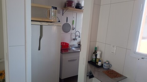 Cozinha compacta, geladeira e microondas