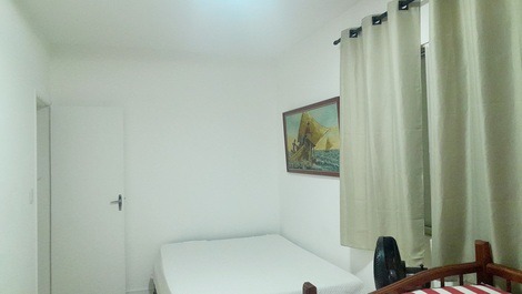 Dormitorio cama de casal e solteiro.