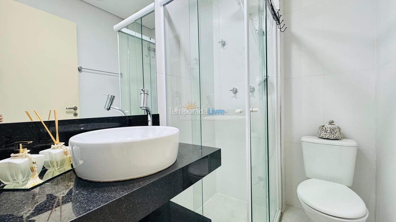 Apartamento para aluguel de temporada em Guarujá (Pitangueiras)