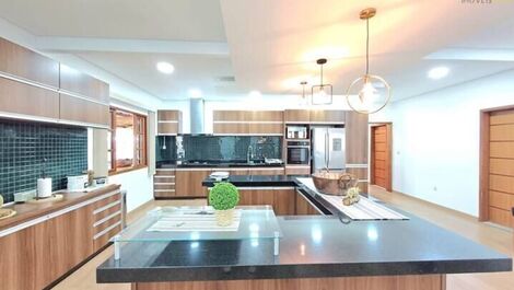 House with pool for seasonal rental in Bom Jardim