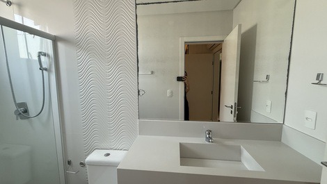 3 suites Hasta 8 personas Tarifa diaria desde R$ 600 reales, a 70 metros del mar.