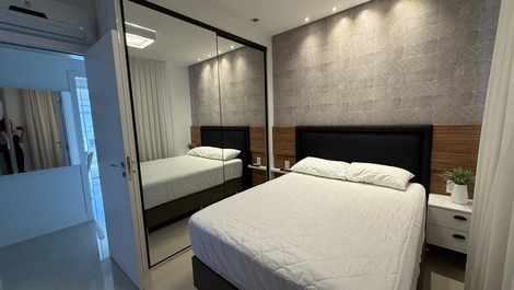 3 suites Hasta 8 personas Tarifa diaria desde R$ 600 reales, a 70 metros del mar.