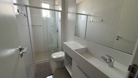 3 suites Hasta 8 personas Tarifa diaria desde R$ 600 reales, a 70 metros del mar.