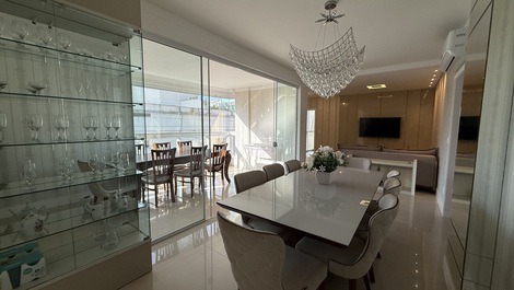 3 suites Hasta 8 personas Tarifa diaria desde R$ 600 reales, a 70 metros del mar.