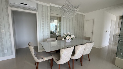 3 suites Hasta 8 personas Tarifa diaria desde R$ 600 reales, a 70 metros del mar.