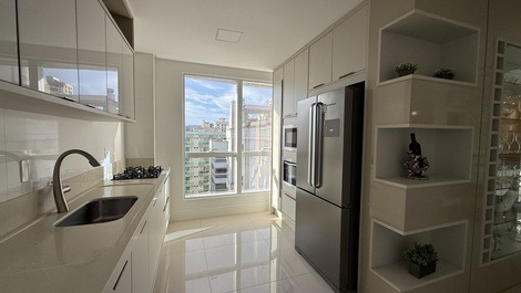 3 suites Hasta 8 personas Tarifa diaria desde R$ 600 reales, a 70 metros del mar.