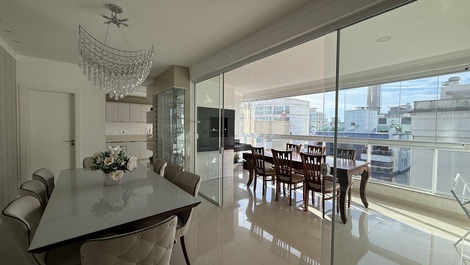 3 suites Hasta 8 personas Tarifa diaria desde R$ 600 reales, a 70 metros del mar.