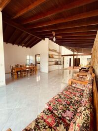 House with pool 50 meters from Maranduba Beach - 10 to 30 people