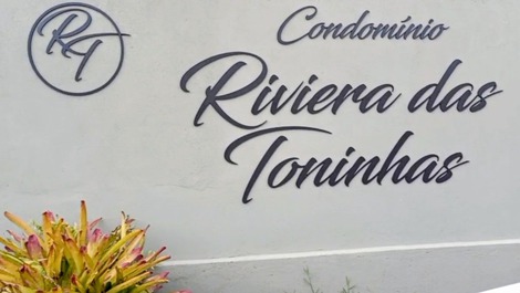 Fachada frente principal condomínio 