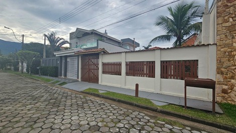 Casa térrea a 40 MTS do mar e Jardim Capricornio