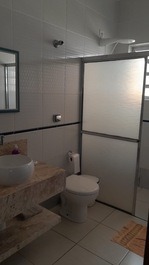 Casa térrea a 40 MTS do mar e Jardim Capricornio