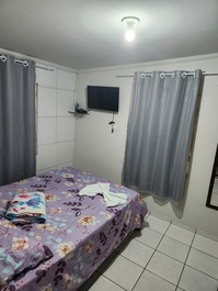 Quarto com suíte e tv smart