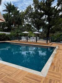 Piscina com deck, espreguicadeiras e salão de jogos 