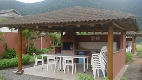 Churrasqueira 2 e 3 com geladeira e fogão,  proximo ao playground