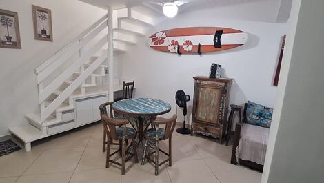 Cozinha com mesa e armario de madeira de demoliçãomario 