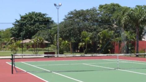 Quadra de tenis separada dos flats 
