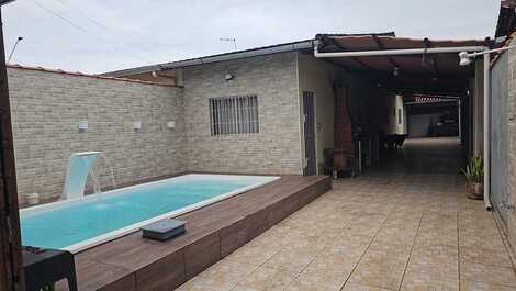House with Pool in Mongaguá - Seasonal Rentals and Holidays