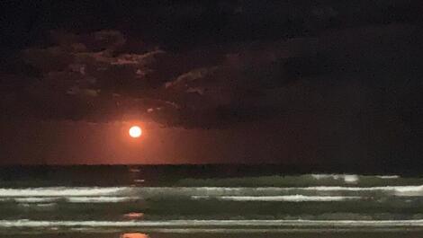 Toda a orla da praia , iluminada; com lampadas led 